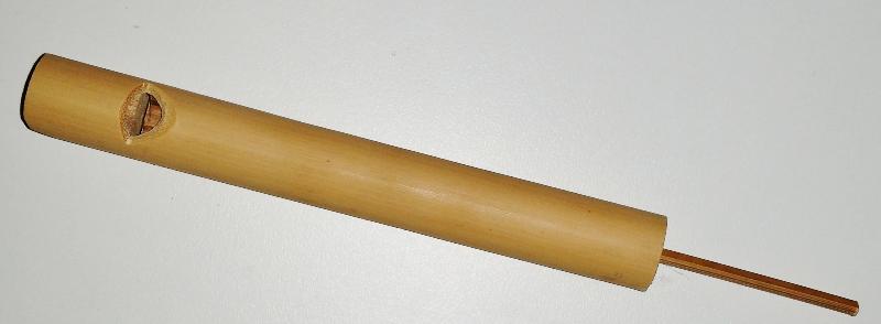 Pipeau ou flûte à coulisse en bambou. Imitez les oiseaux 