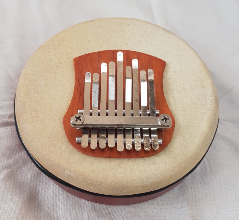 Piano à pouce sur peau de chèvre ronde (Kalimba)