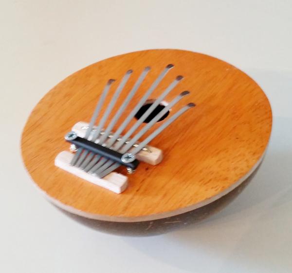 Kalimba ou cenza (piano à pouce) en noix de coco