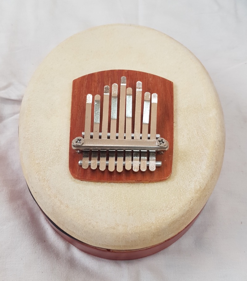 Piano à pouce sur peau de chèvre ovale (Kalimba)